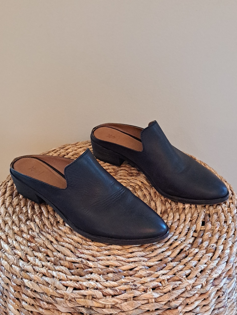 FRYE Womens Ray Boho/Western/Preppy Black Leather Slip-On Mules 7.5
